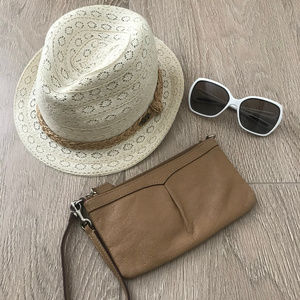 🌼 Dooney & Bourke Tan Leather Wristlet